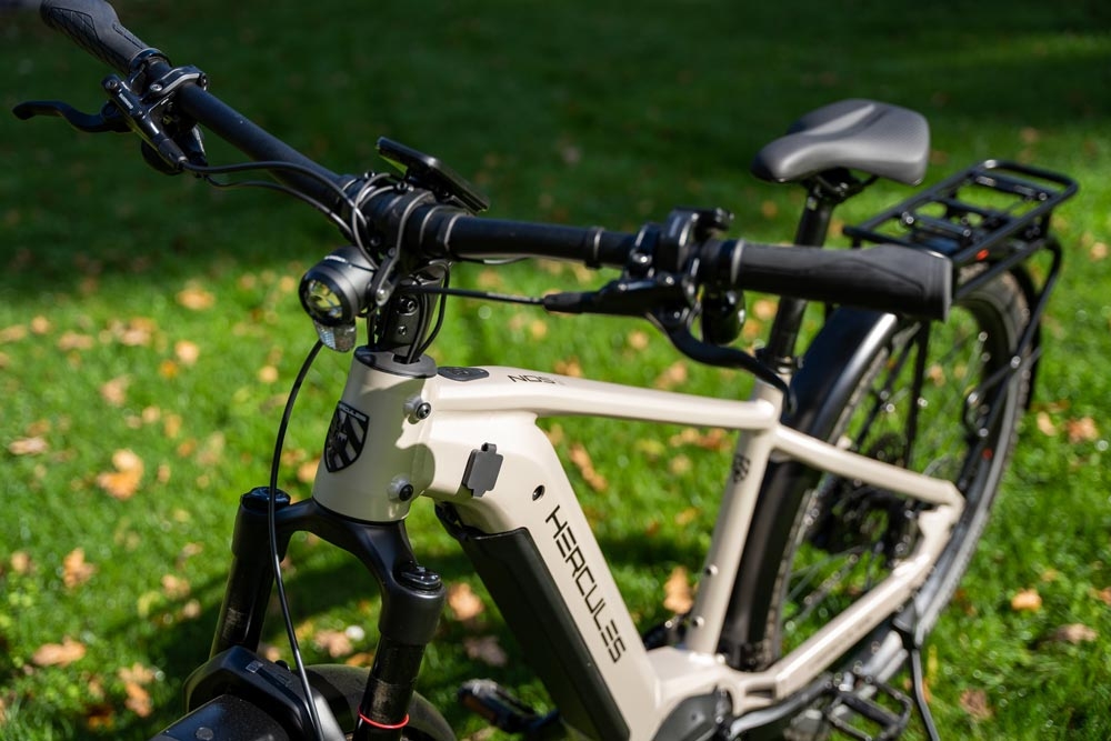 Entdecken Sie das Hercules NOS SUV 8 E-Bike mit robustem Design und modernem Rahmen für ein optimales Fahrerlebnis.