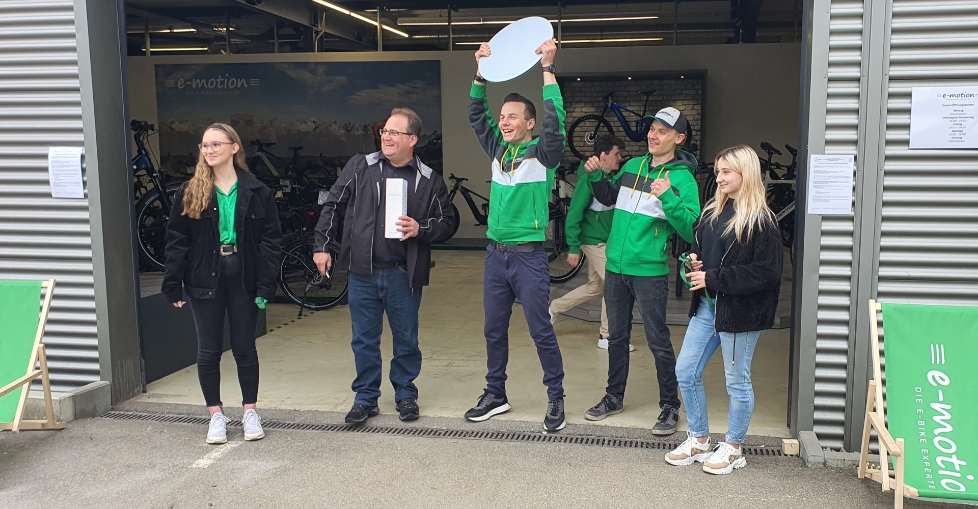 Eine Gruppe von Menschen steht vor der neu eröffneten e-Bike Welt Gärtringen