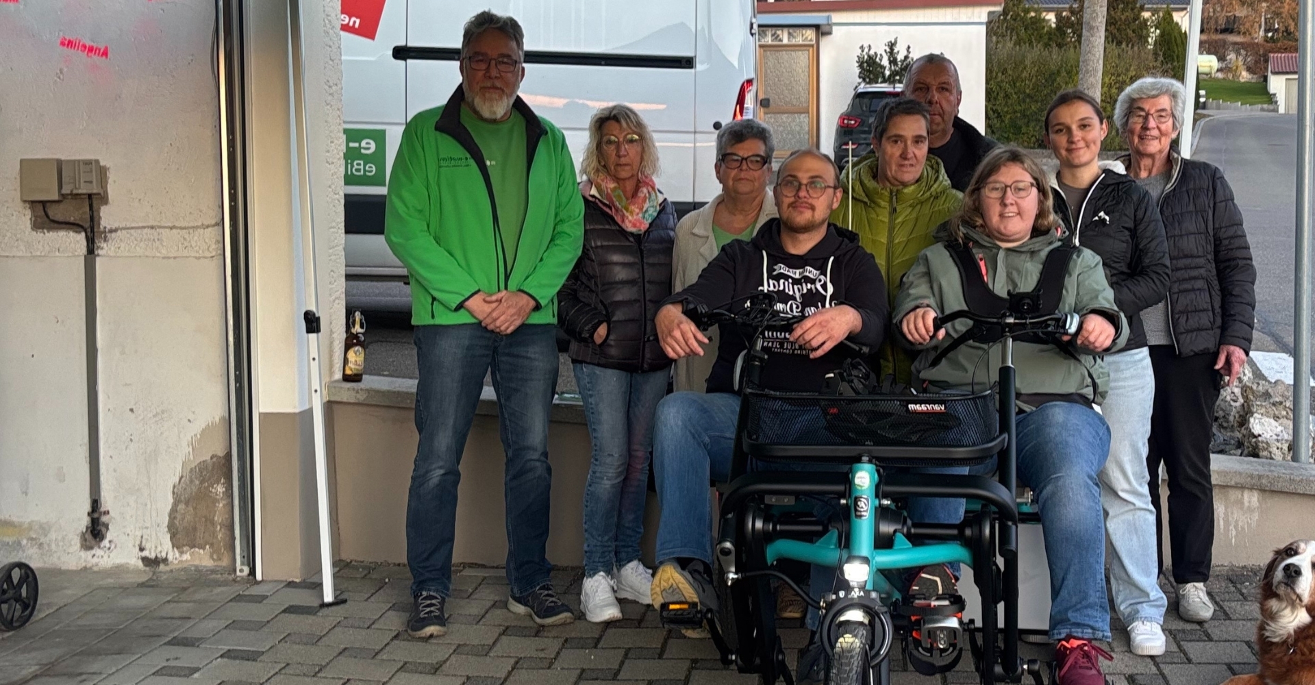 Madleen umgeben von ihren Liebsten auf ihrem neuen Fun2Go