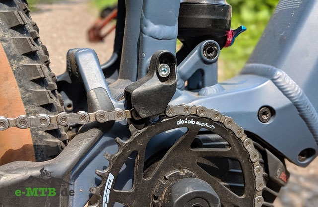 Detailaufnahme des Bosch Performance CX Gen4 Motors mit großem MegaTooth Kettenblatt für optimale E-Bike Leistung.