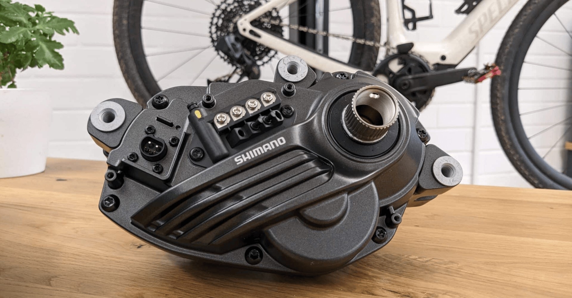 Der Shimano EP801 Motor ist eine leistungsstarke Antriebseinheit, die speziell für e-Bikes entwickelt wurde.