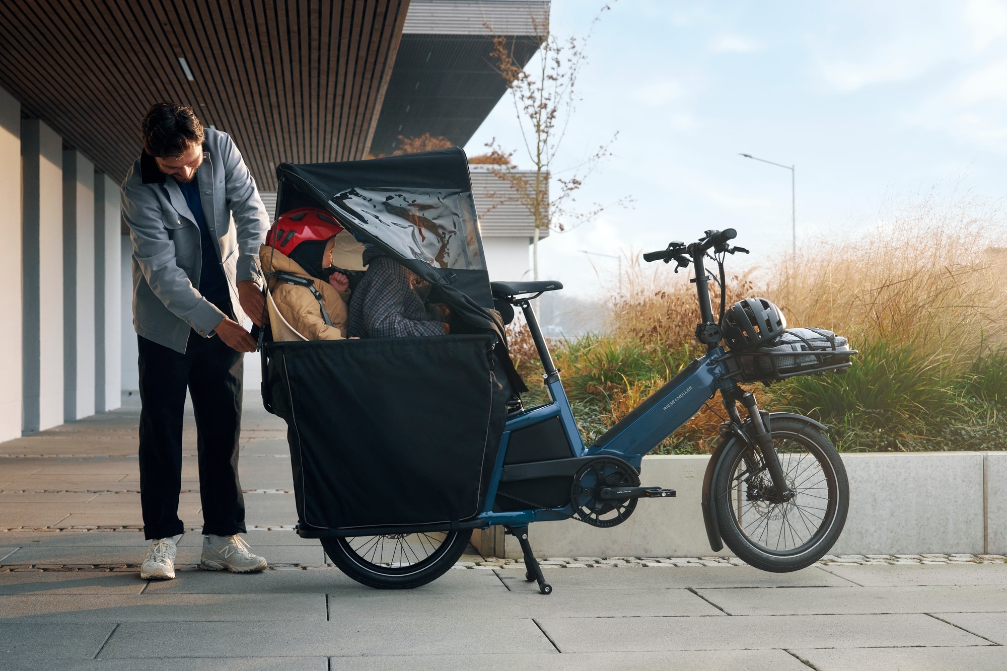 Das Riese & Müller Multitinker bietet optimalen Wetterschutz für Kinder. Perfekt für urbane Mobilität bei jedem Wet