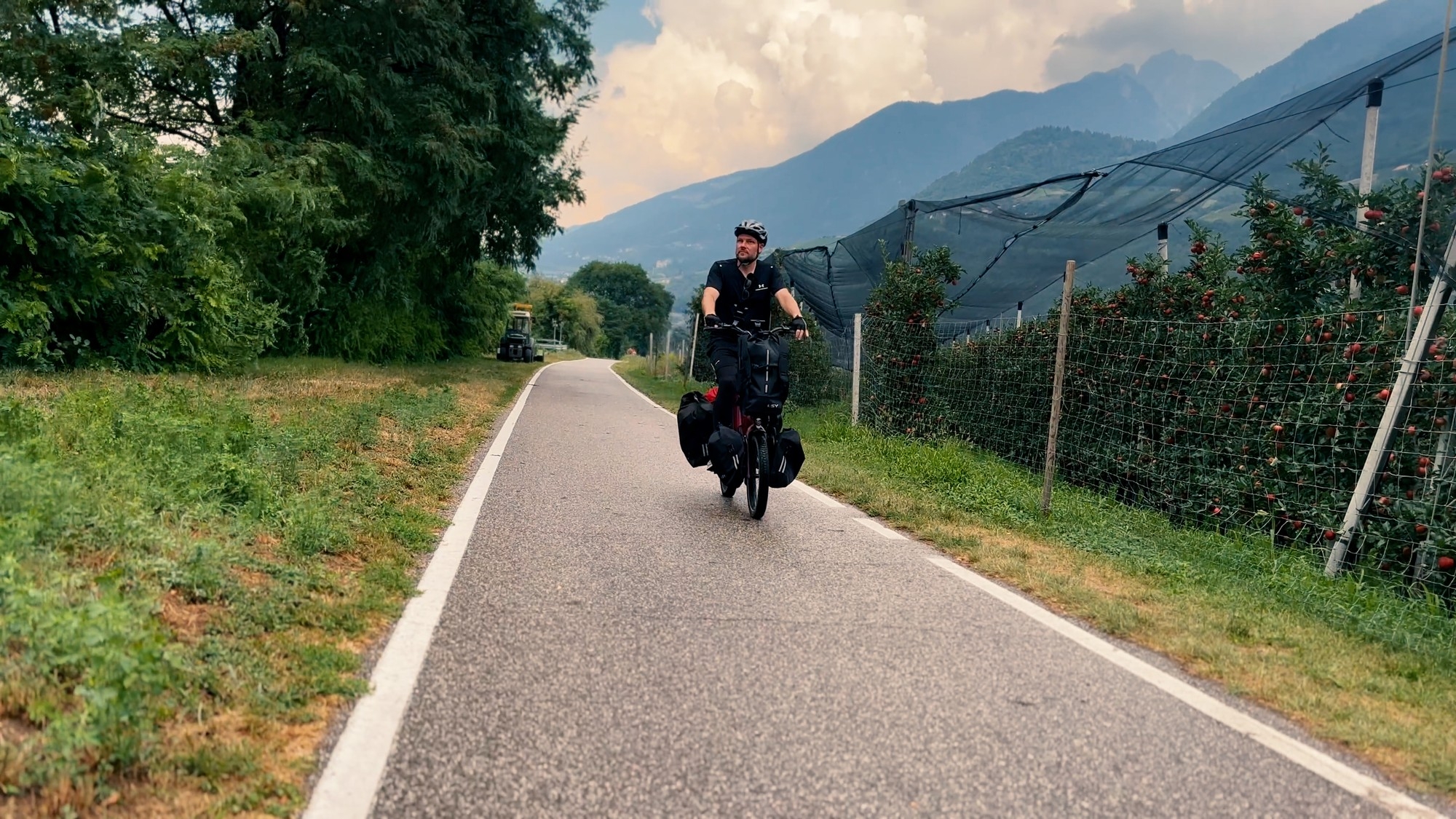 Das Bild zeigt einen Mann in den Alpen auf einem i:SY P12