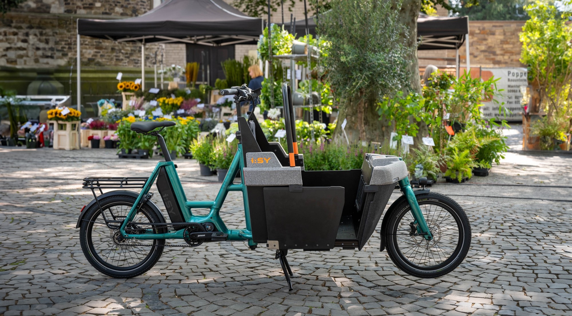 Das Bild zeigt das iSY Cargo P12 Maxi in der auffälligen Farbe Opalgrün.