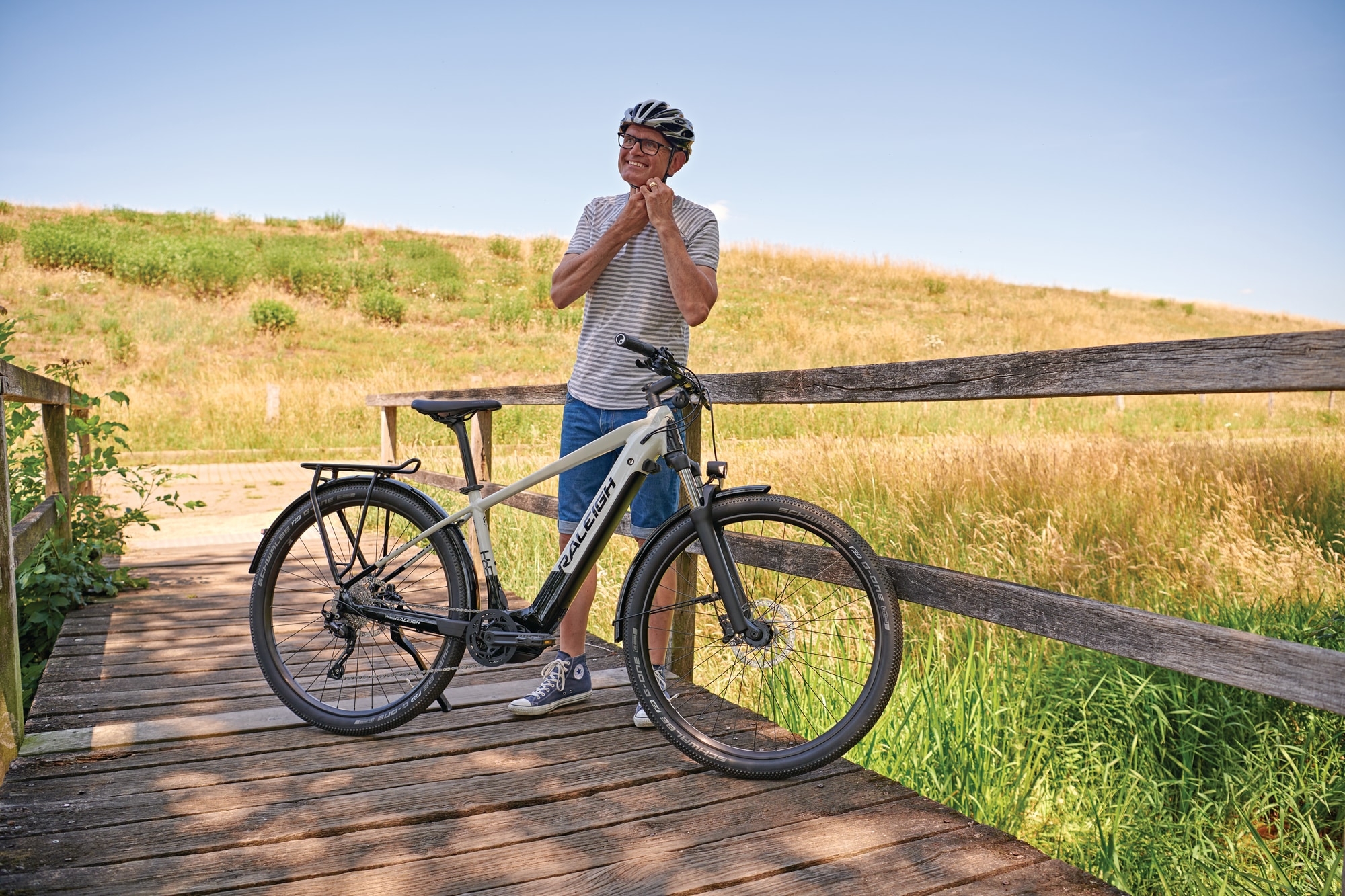 Das Bild zeigt einen Mann mit einem Raleigh e-Bike