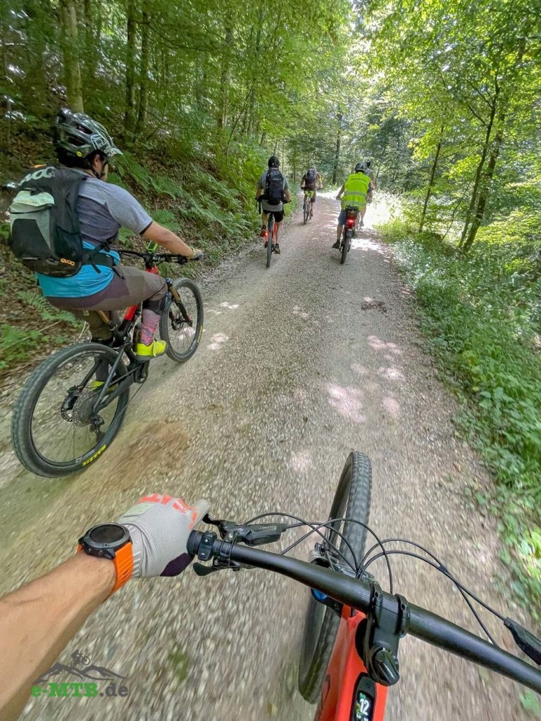 Erleben Sie die Natur hautnah mit E-Mountainbikes. Perfekt für Offroad-Touren und spannende Ausflüge im Freien!