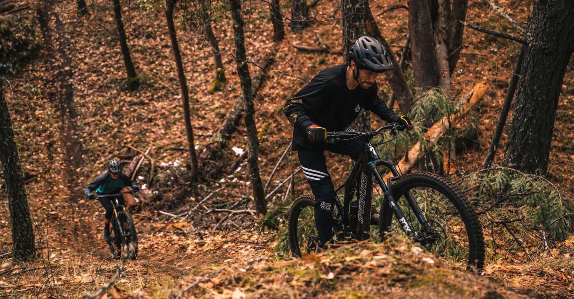 Zwei Menschen auf Specialized Turbo Levo in Action