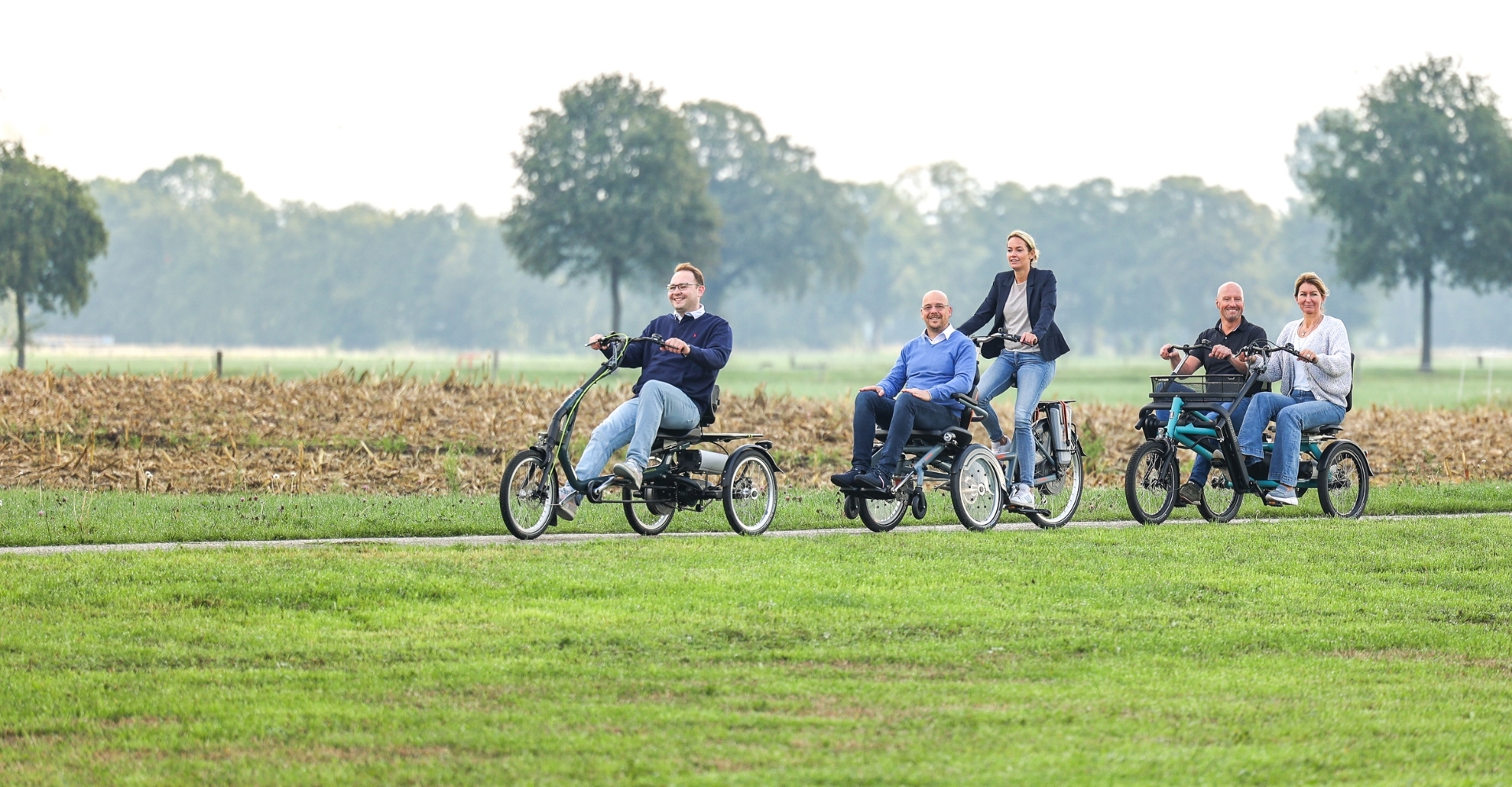 Ein Gruppe von Personen fährt die verschiedenen Modelle des Van Ramm Fun2Go durch die Natur