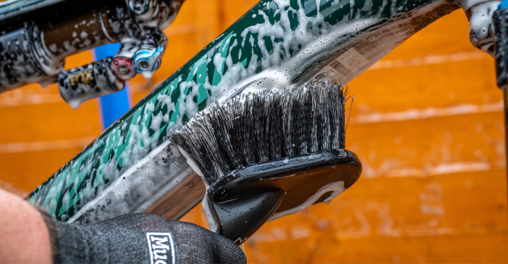 Das Bild zeigt ein e-Bike, welches gereinigt wird