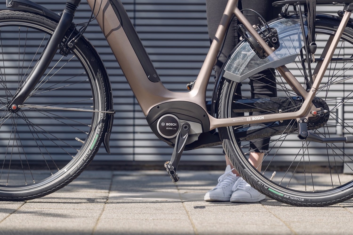 Entdecken Sie den Bosch Active Line Motor, der ideal für ruhige Stadtfahrten ist. Perfekt integriert in ein elegant