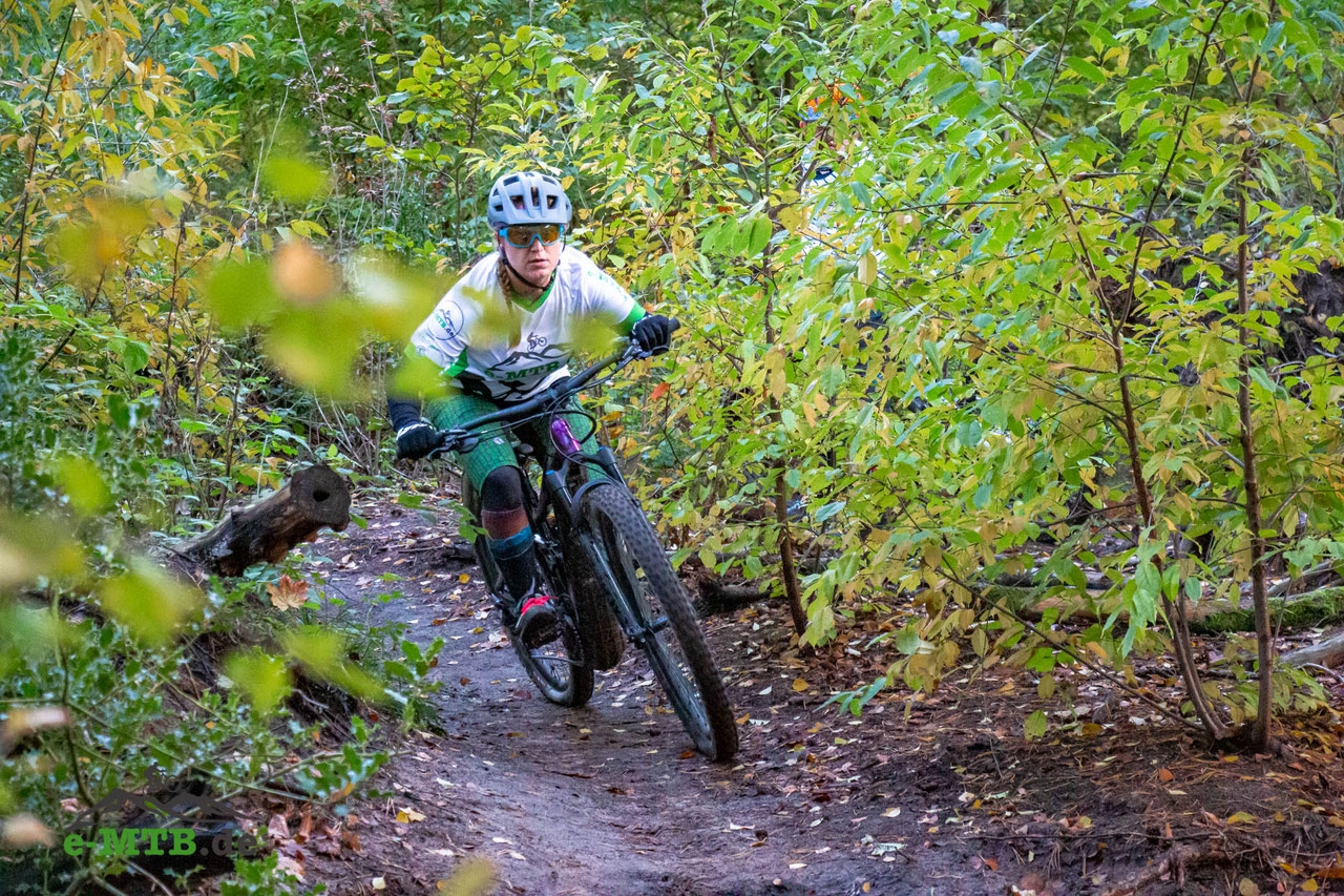 Erleben Sie das zuverlässige und leicht zu steuernde E-MTB für Frauen, perfekt geeignet für anspruchsvolle Trails u