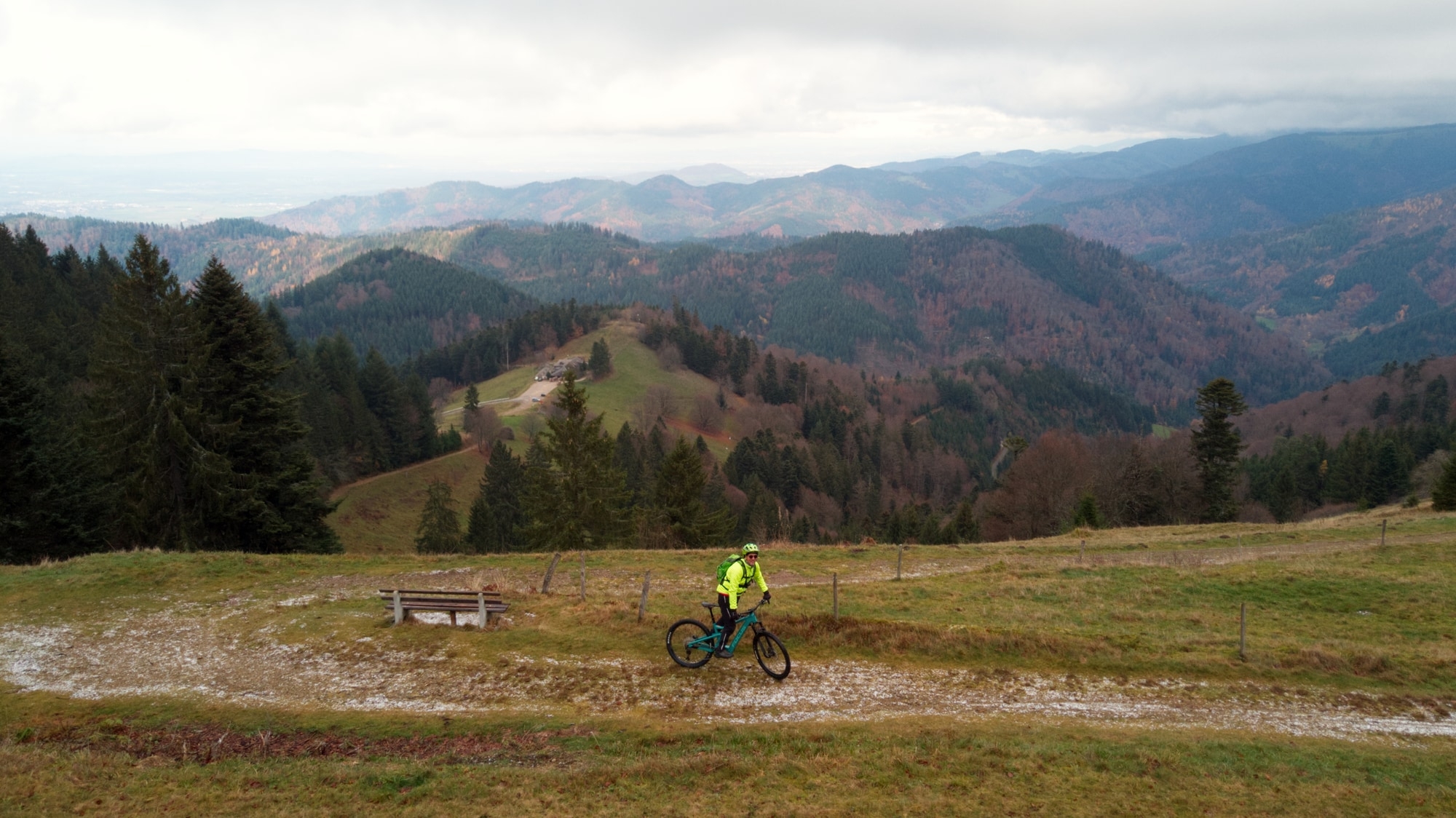 Entdecken Sie das Focus Jam7.8 E-Bike in atemberaubender Bergkulisse. Ideal für aufregende Radtouren in der Natur.