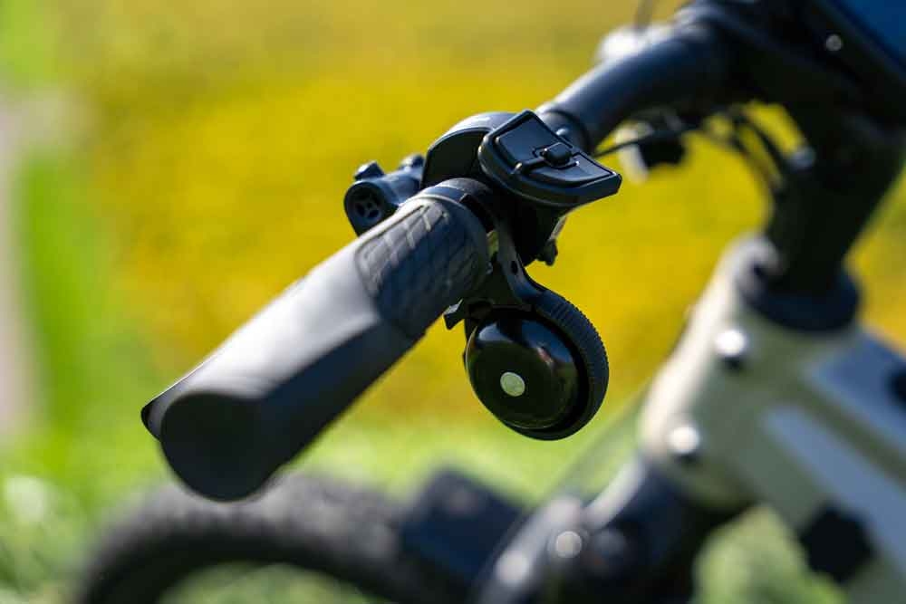 Detailaufnahme eines Hercules E-Bike Lenkers mit Klingel. Ideal für komfortable und sichere Fahrten im Freien.
