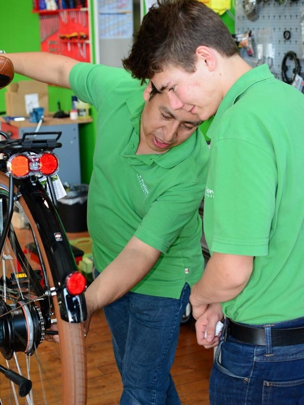 Fachleute überprüfen E-Bike-Komponenten für optimalen Leasing-Service. Vertrauen Sie auf Qualität und Kompetenz.