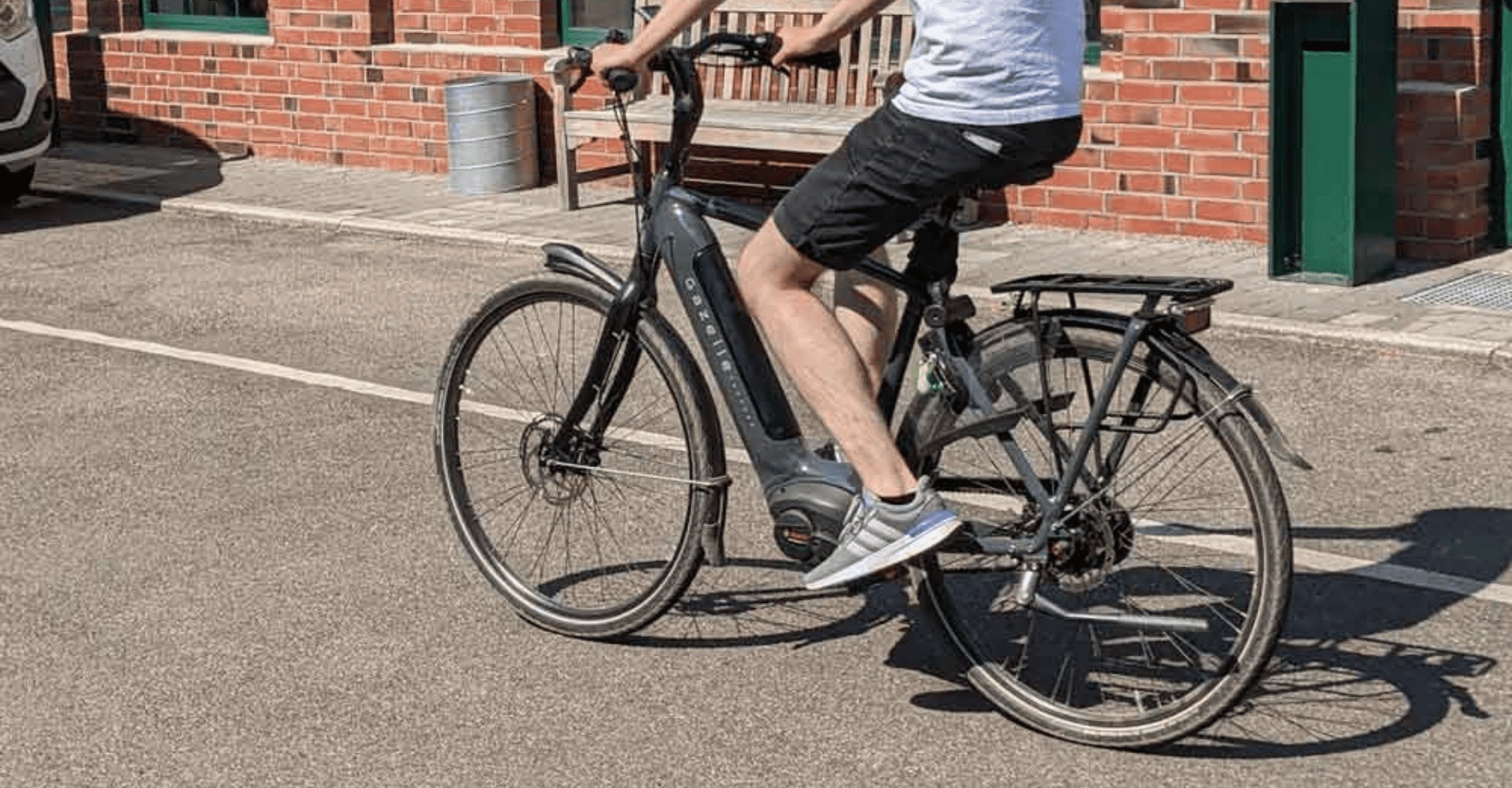 Ein Mann fährt mit dem Gazelle Arroyo C5