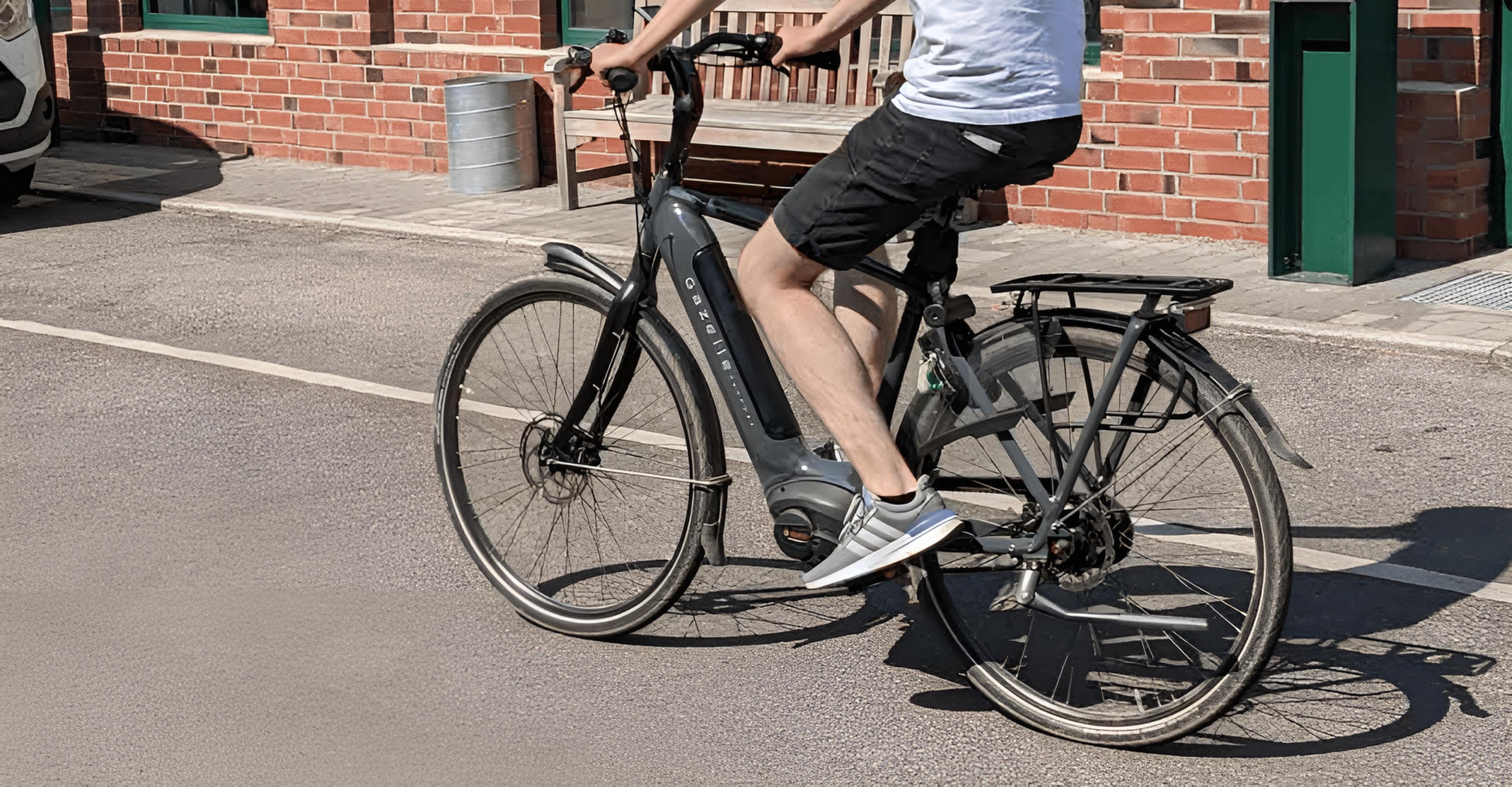Ein Mann fährt mit dem Gazelle Arroyo C5