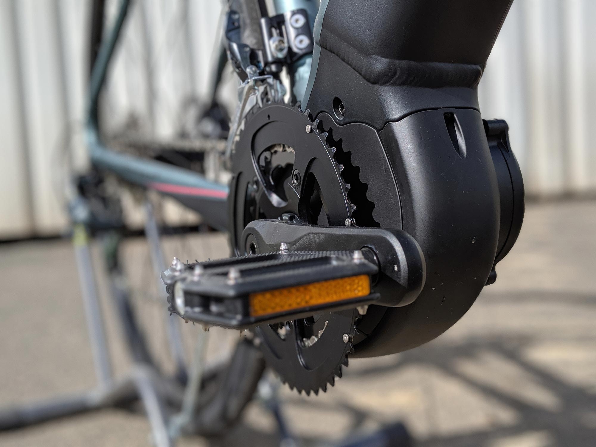 E-Bike Antrieb mit Sicht auf Motor und Kurbel