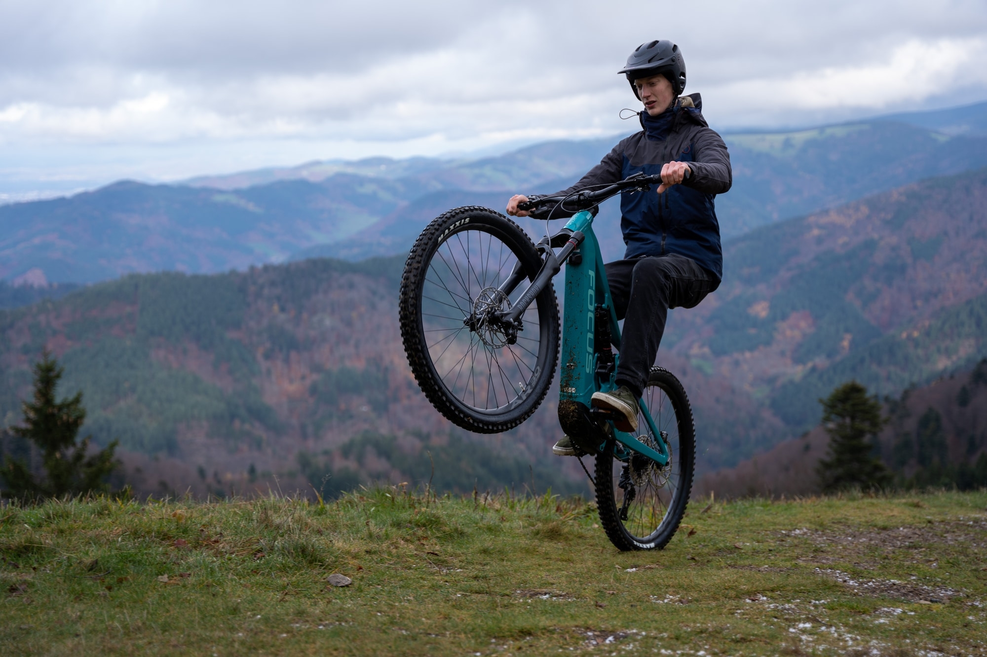 Entdecken Sie das Focus Jam 7.8 E-Bike für ultimative Abenteuer im Gelände. Innovatives Design und Leistung überzeu