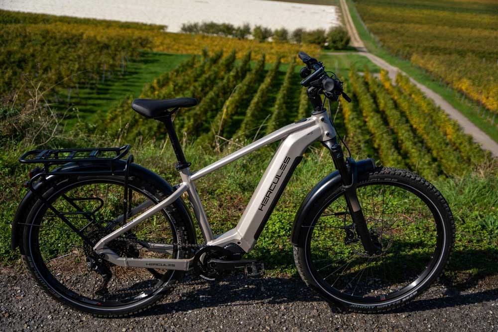 Entdecken Sie das stilvolle Hercules SUV34 E-Bike inmitten malerischer Natur – perfekt für Abenteuer auf allen Wege