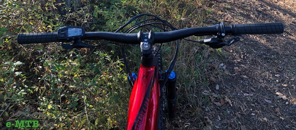 Der breite Lenker am R Raymon Trailray E 10.0 bietet exzellente Kontrolle bei jeder Fahrt. Perfekter Griff für ansp