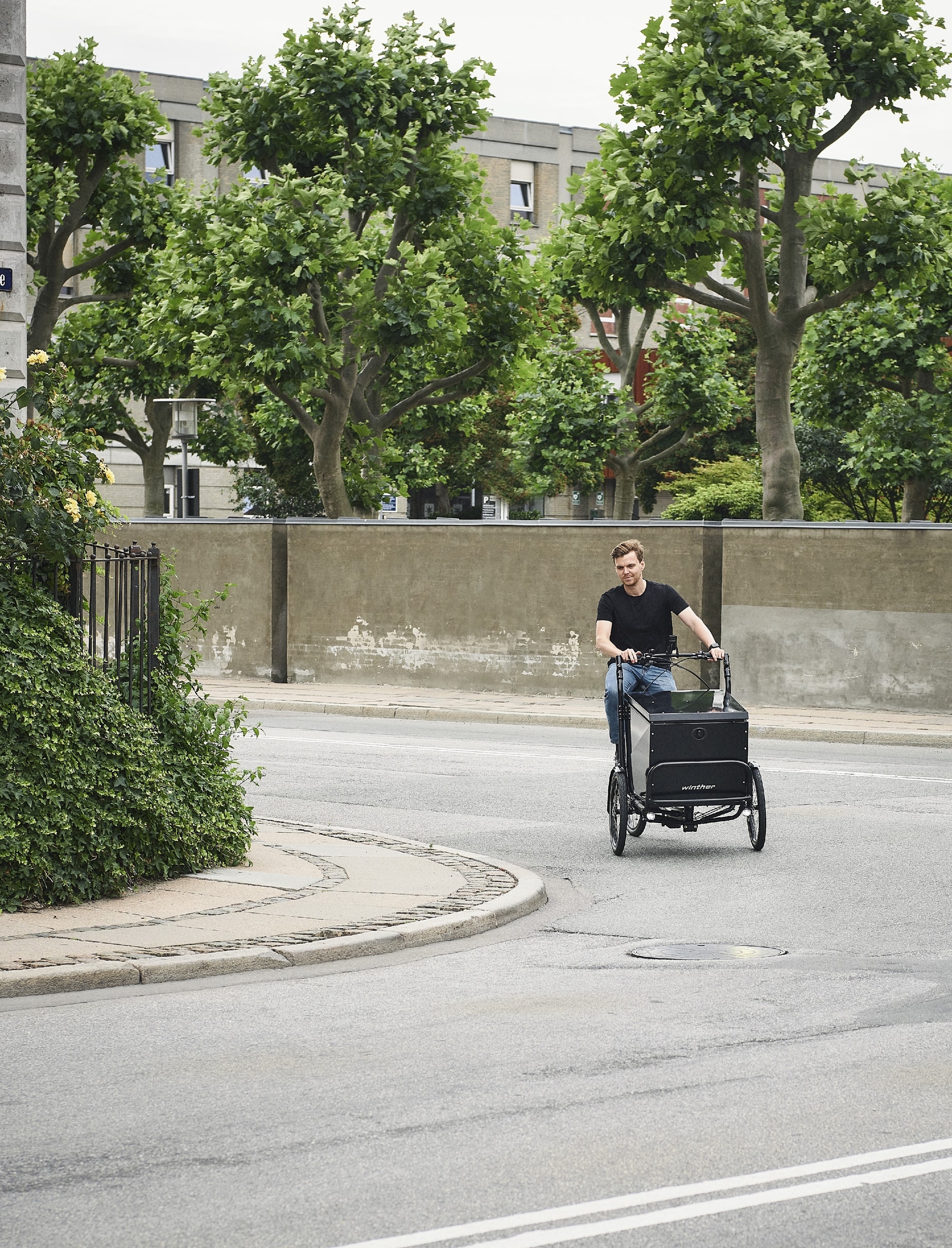 Entdecken Sie das Winther E-Cargo Lastenrad in Aktion. Ideal für den Transport in der Stadt, kombinierend Umweltbew