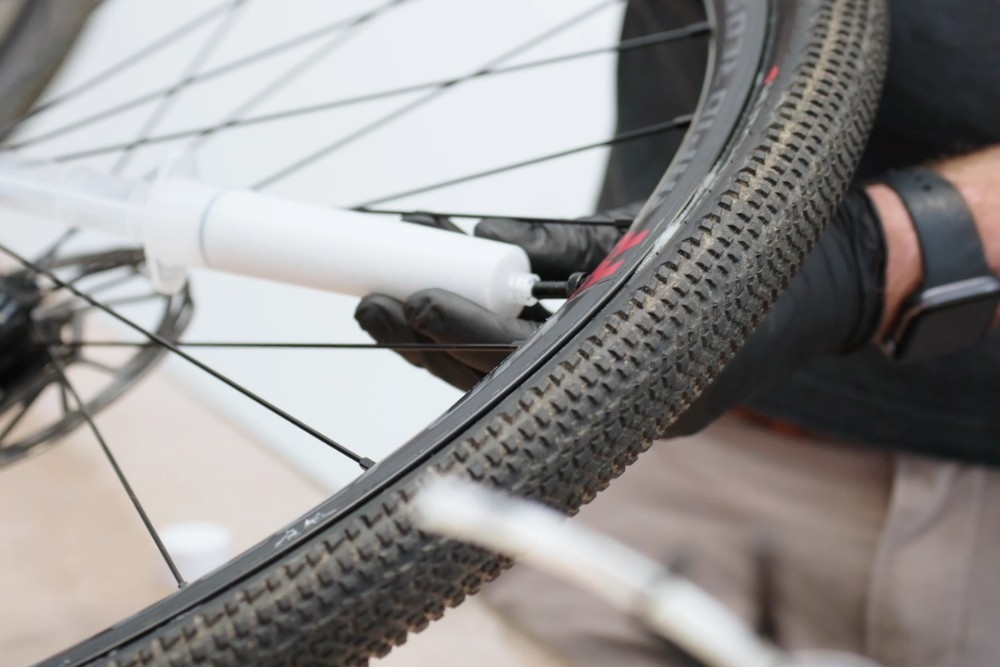 Einführen des Dichtmittels bei einem Tubeless Reifen System