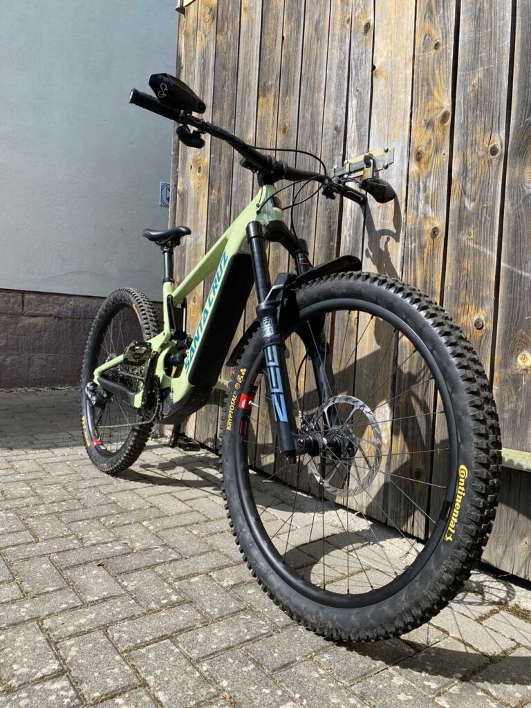 Entdecke das leistungsstarke Santa Cruz E-Bike für aufregende Offroad-Abenteuer. Perfekt für Rad-Enthusiasten, die