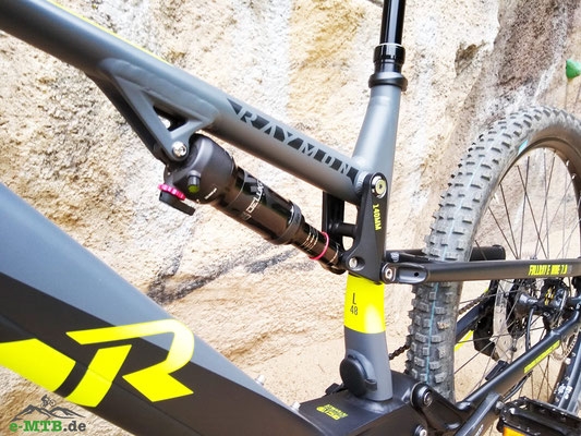 Robustes Fahrwerk der Marke R Raymon, ideal für Mountainbike-Abenteuer und Stabilität auf unwegsamem Gelände.