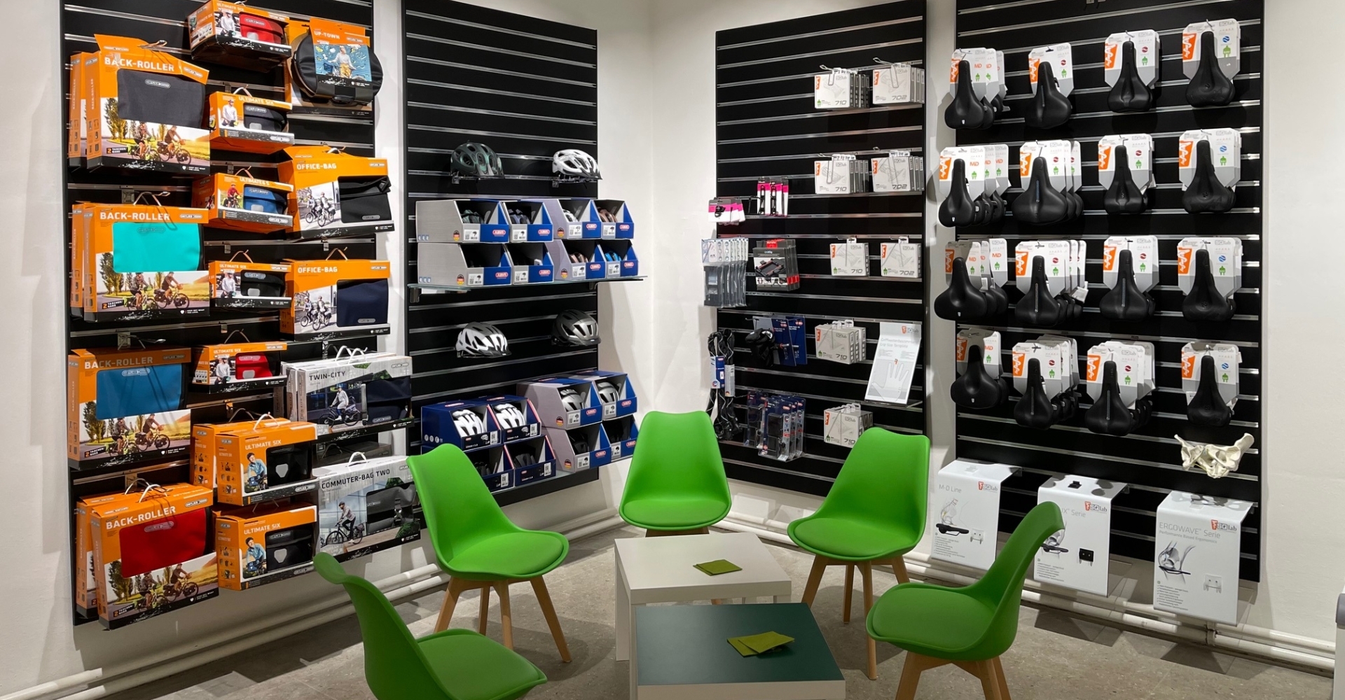 Sitzecke in der e-motion e-Bike Welt Frankfurt-Süd mit Zubehör im Hintergrund