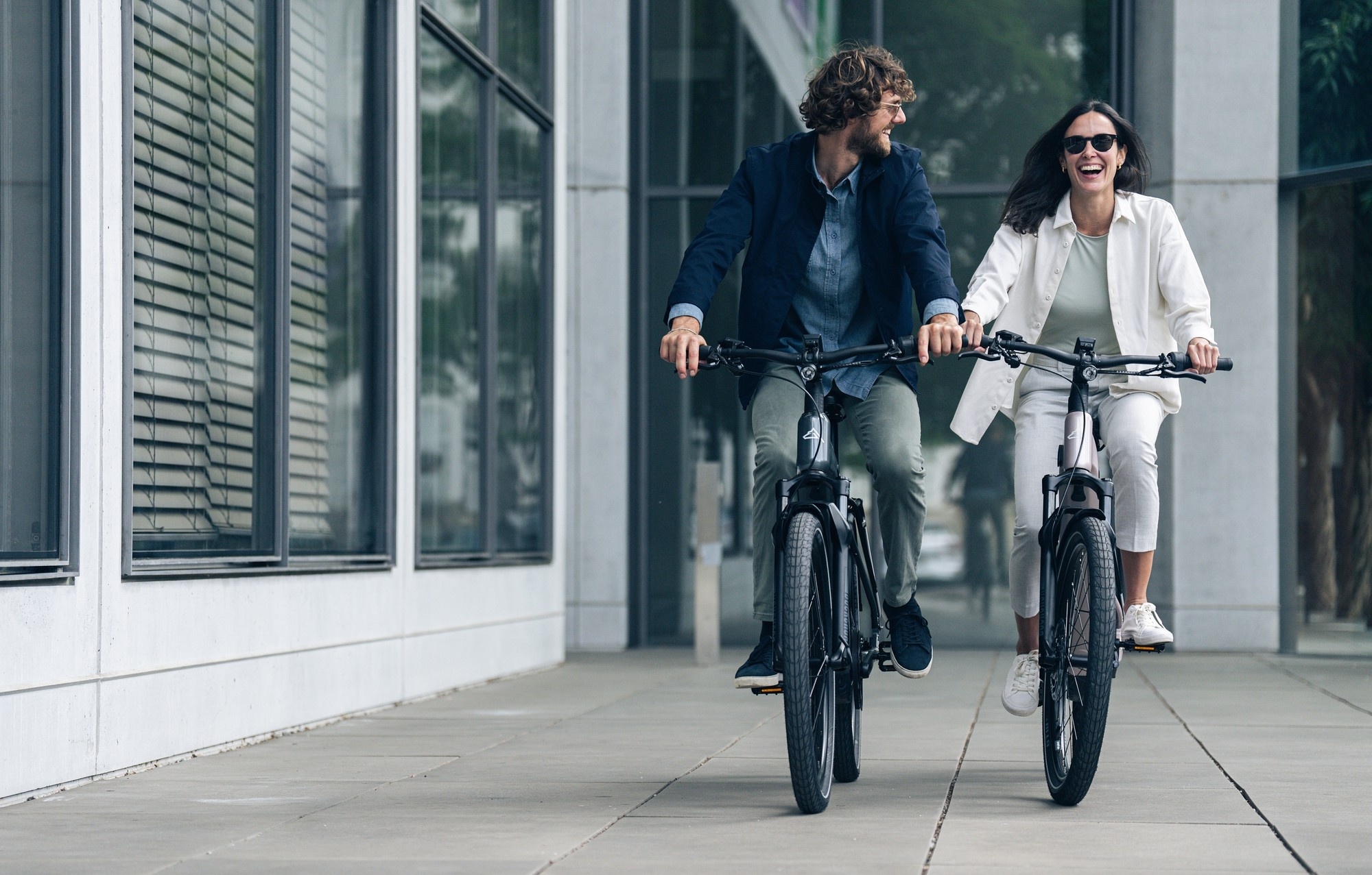 Das Bild zeigt einen Mann und eine Frau auf Steppenwolf e-Bikes