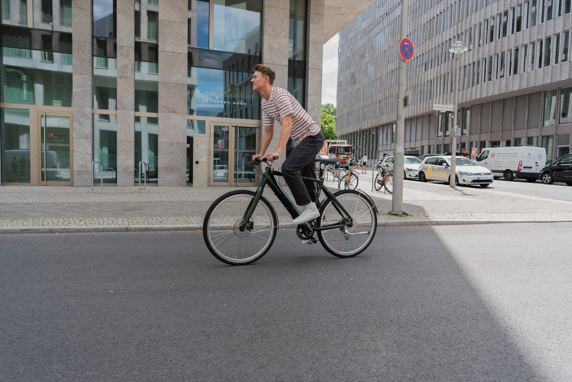 Erleben Sie das Velo de Ville Esprit VEF, ein stilvolles Fahrrad für den urbanen Raum, ideal für tägliche Fahrten u