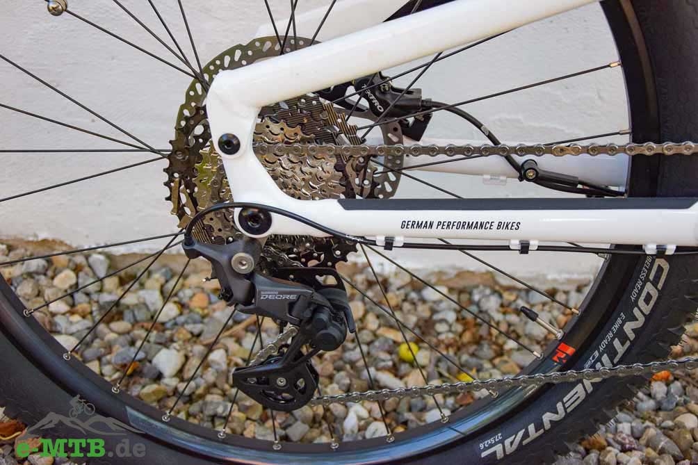 Detailaufnahme des Hinterrads eines German Performance Bikes TrailRay mit Shimano Deore Schaltung und Continental R