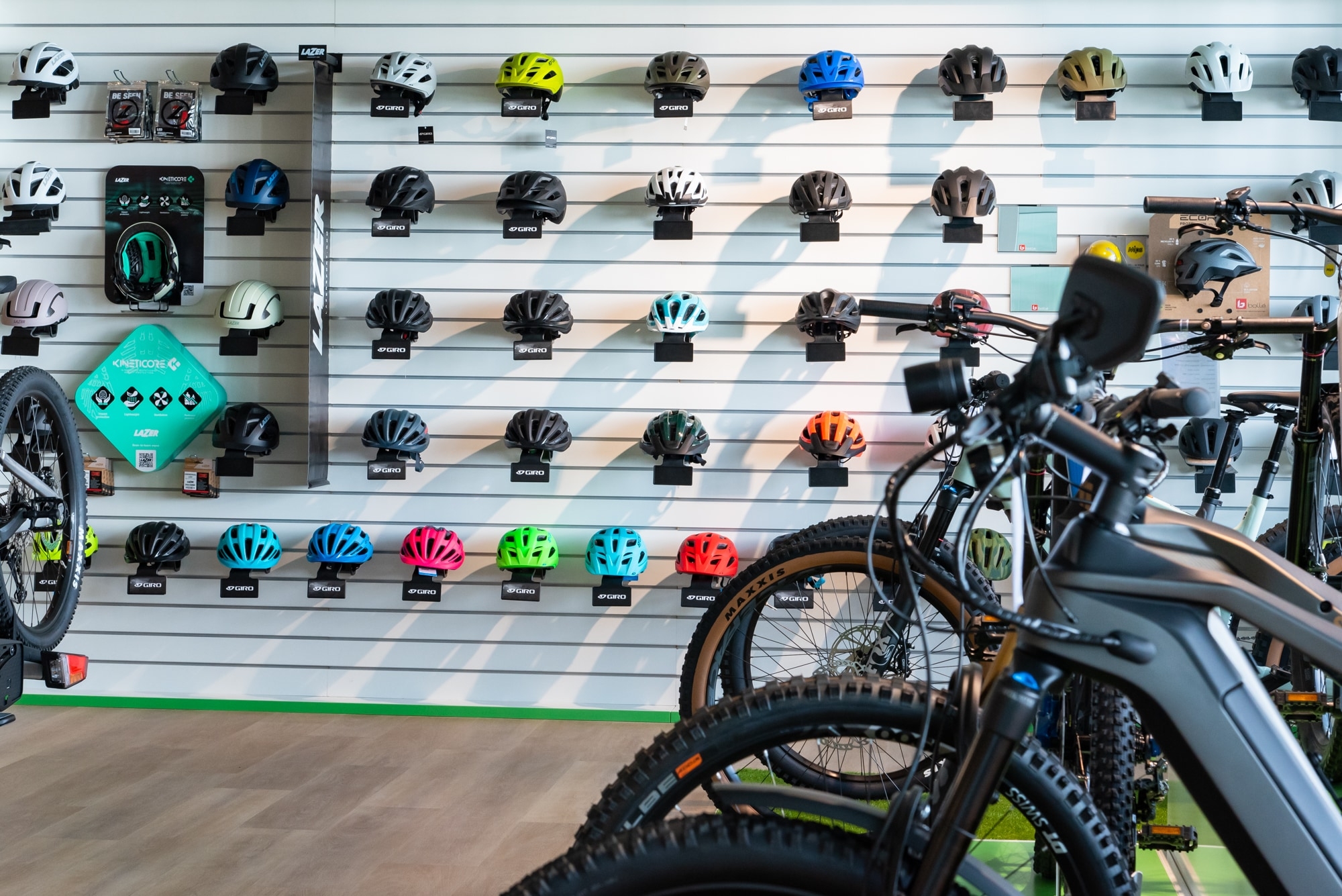 Vielfältige Auswahl an Giro Fahrradhelmen und modernen E-Bikes im Dresdner West Shop. Perfekt für jeden Radfahrer.