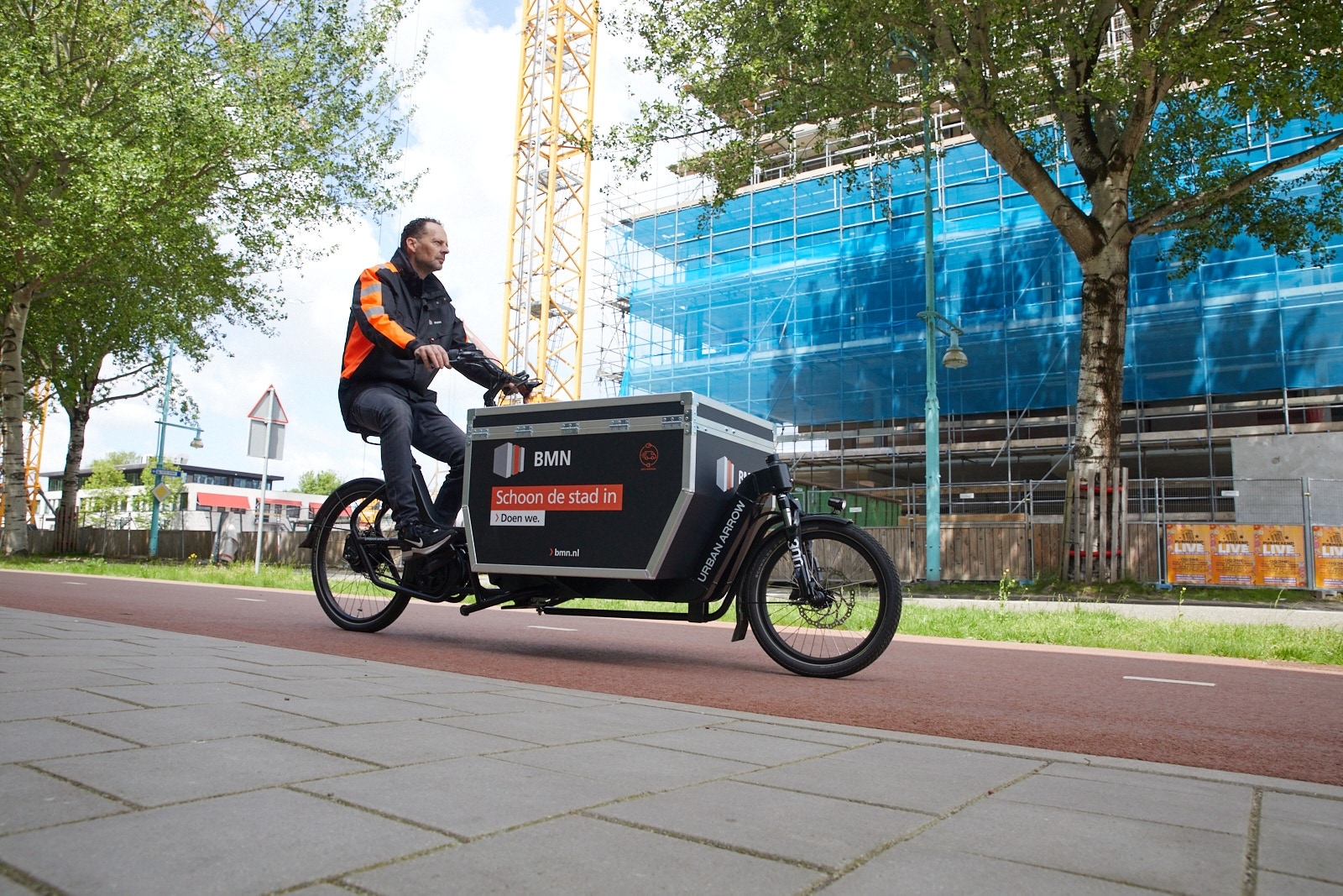 Entdecken Sie das Urban Arrow Cargo E-Bike im Einsatz für eine saubere Stadt. Effizienter Transport im urbanen Raum