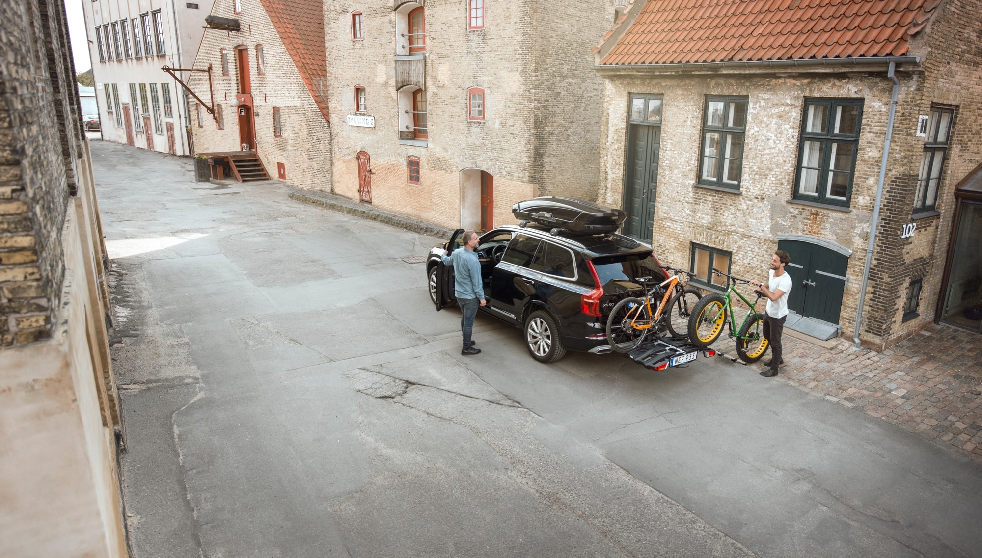 Eleganter Thule EasyFold XT Fahrradträger für einfaches Transportieren von Fahrrädern im urbanen Kopenhagen-Setting