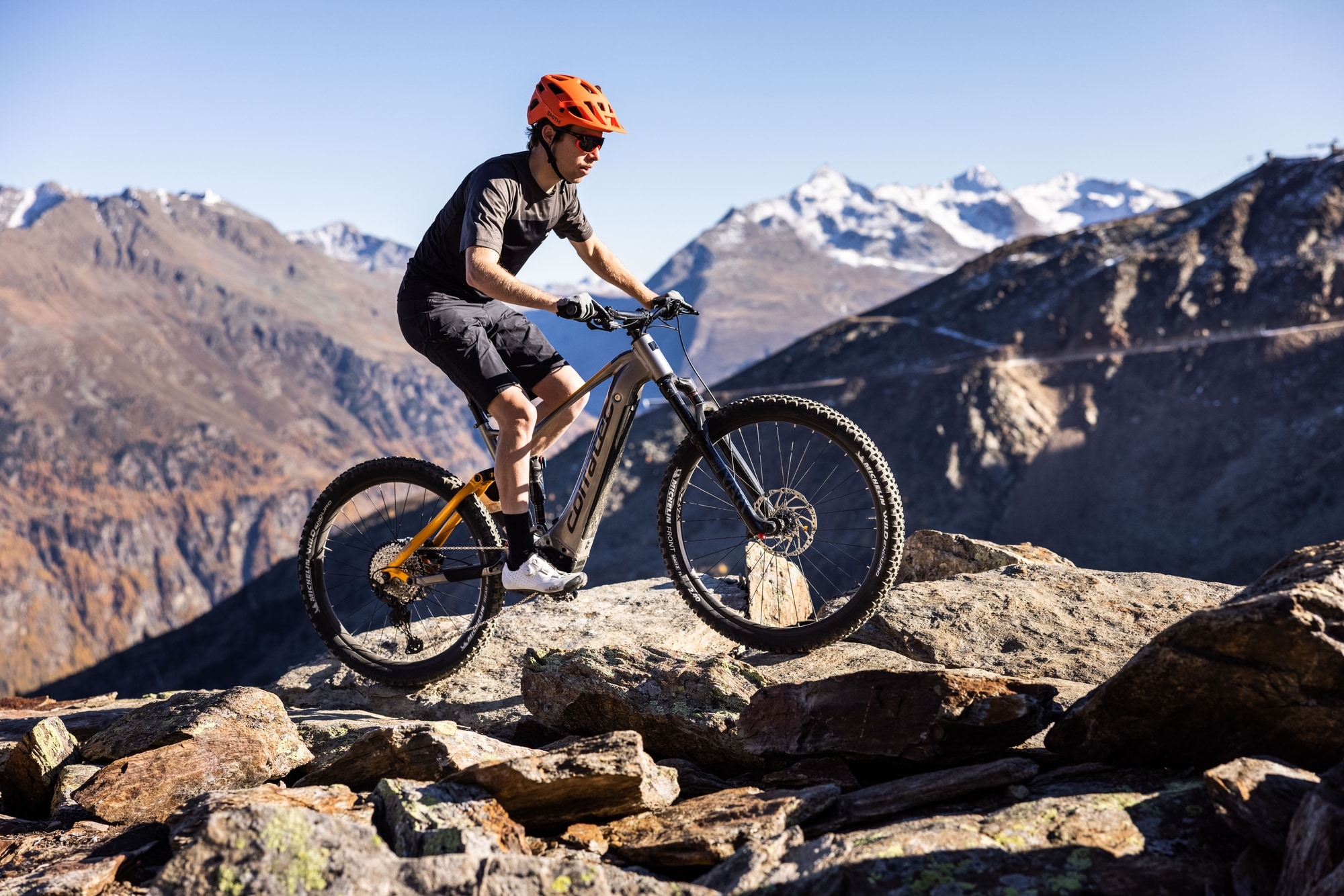 Erleben Sie grenzenlosen Fahrspaß mit dem Corratec E-Mountainbike in atemberaubender alpiner Natur. Perfekte Perfor