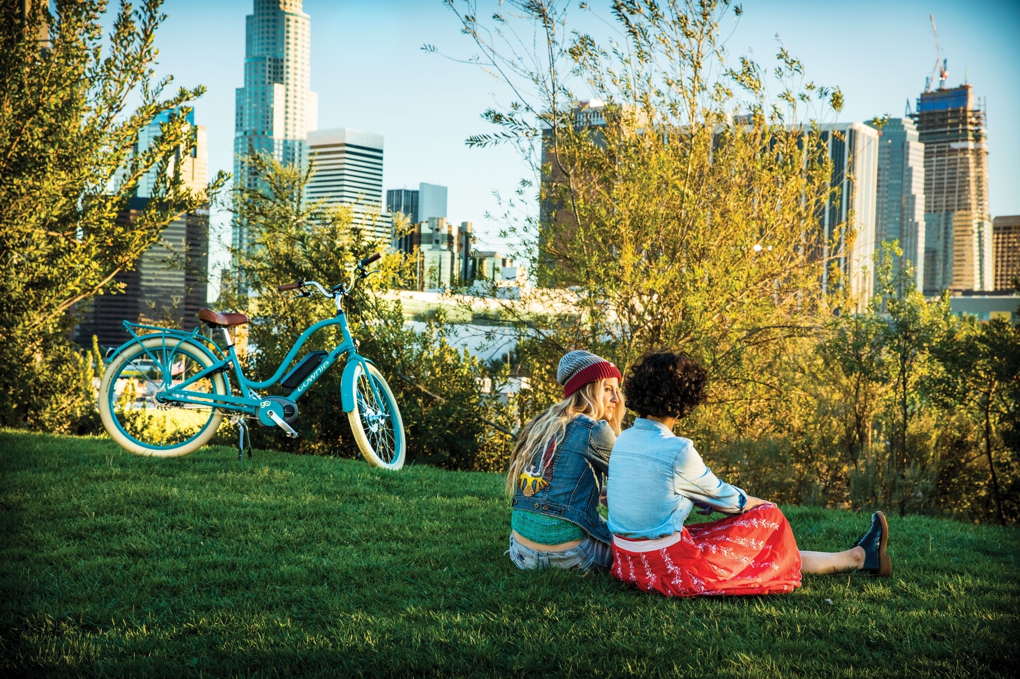 Entspanntes City-Abenteuer mit dem Electra E-Bike. Perfekt für stilvolle Fahrten durch urbane Umgebungen.