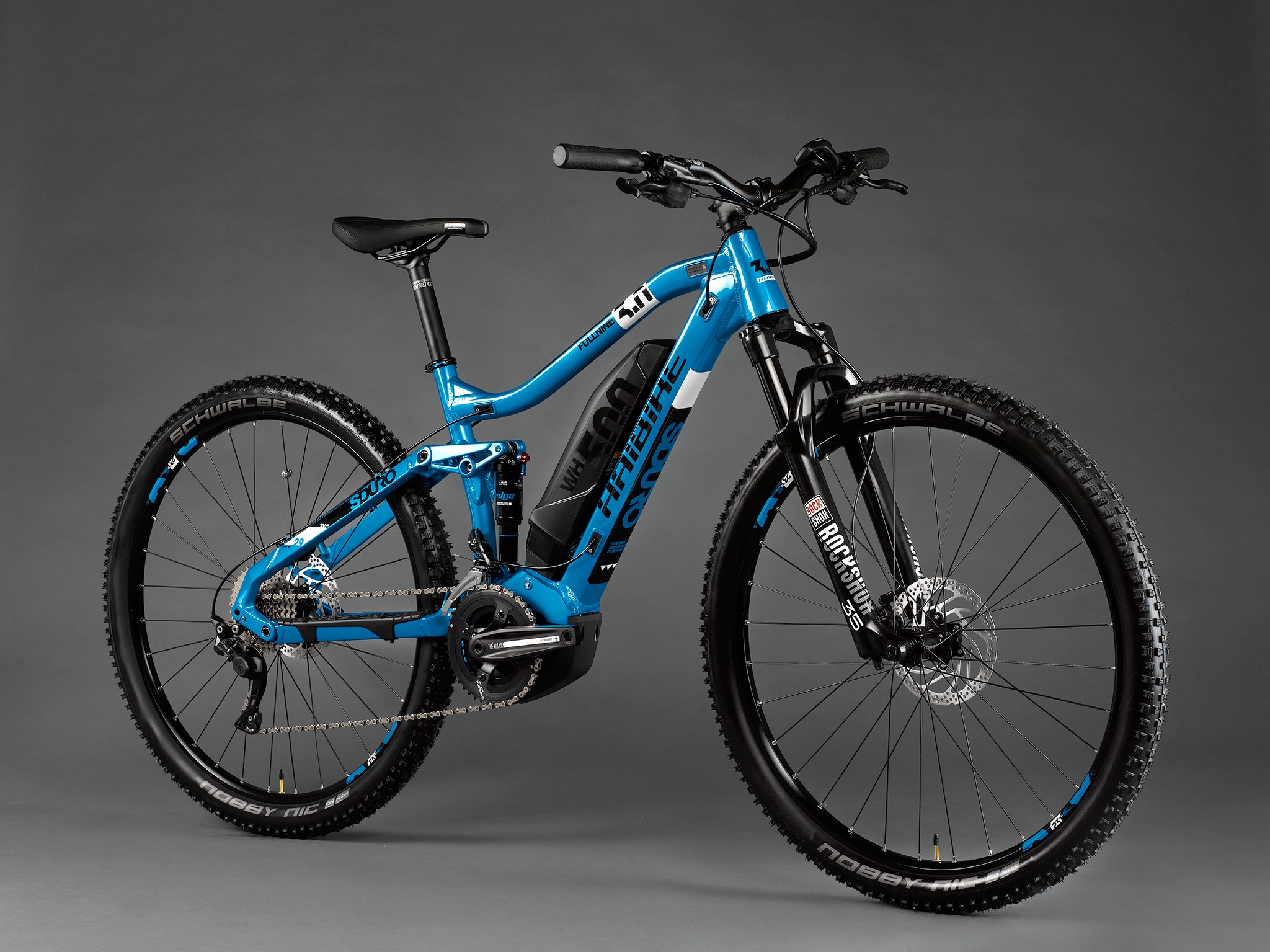 Haibike Fullnine in Blau vor einem neutralen Hintergrund