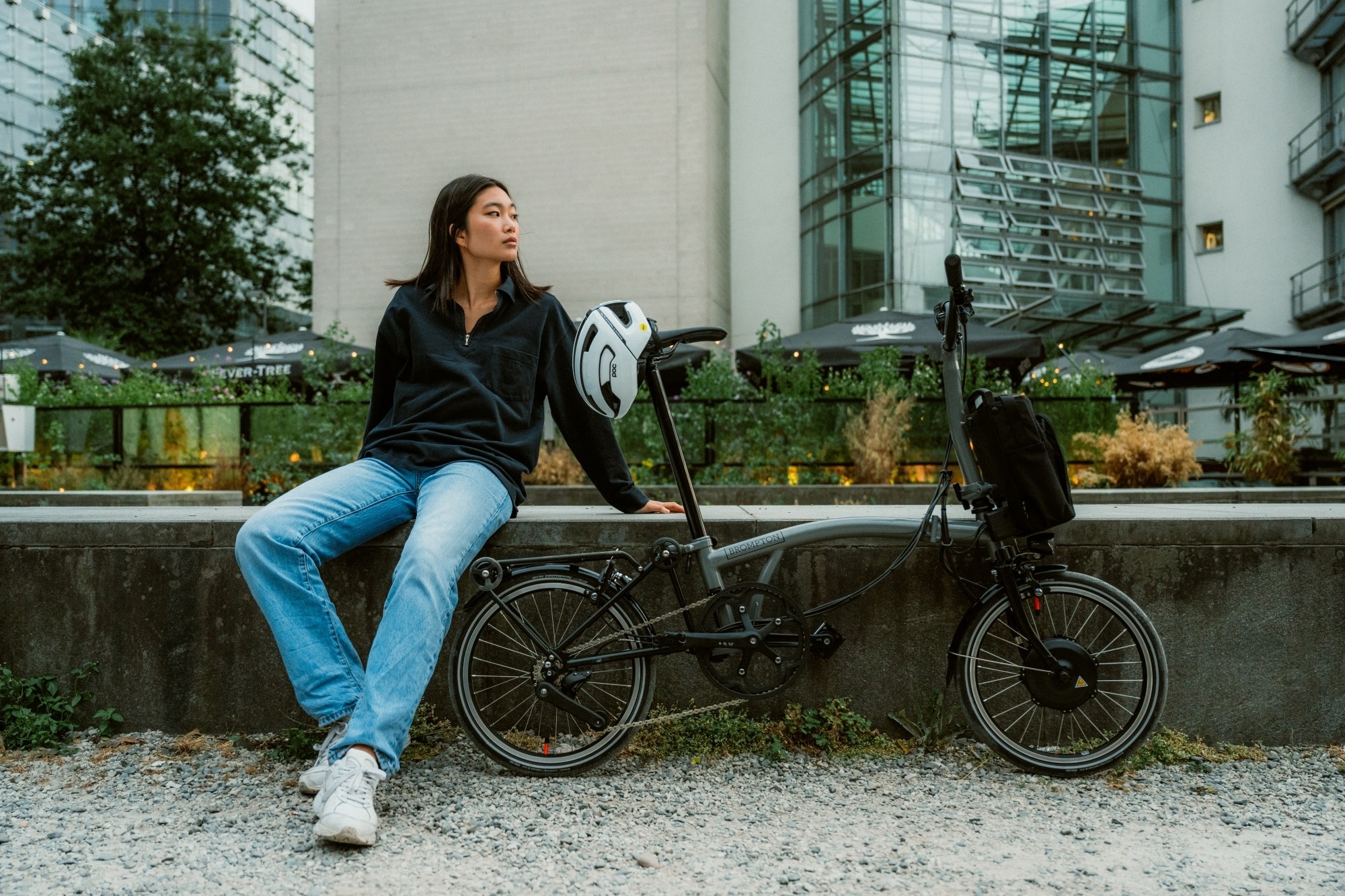 Das Bild zeigt eine Frau mit einem Brompton P Line