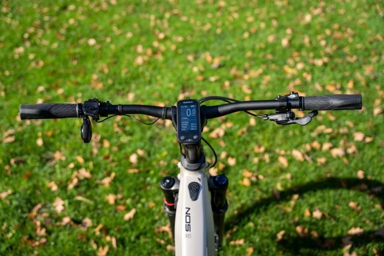 Erleben Sie das Hercules Nos SUV E-Bike mit intuitivem Display und ergonomischem Lenker für optimalen Fahrkomfort a