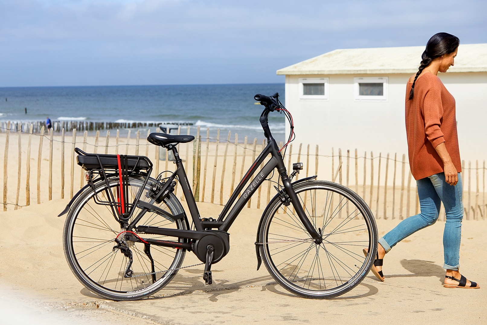 Das Gazelle Chamonix E-Bike in stilvollem Design, perfekt für entspannte Fahrten entlang der Küste. Erleben Sie Fre