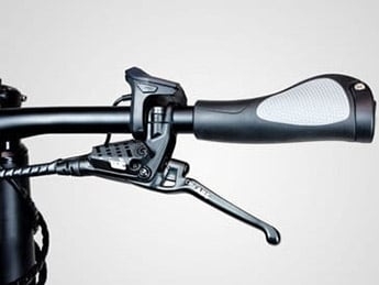 Ergonomischer Fahrradlenker mit Shimano-Schaltung für optimalen Fahrkomfort und präzise Kontrolle.
