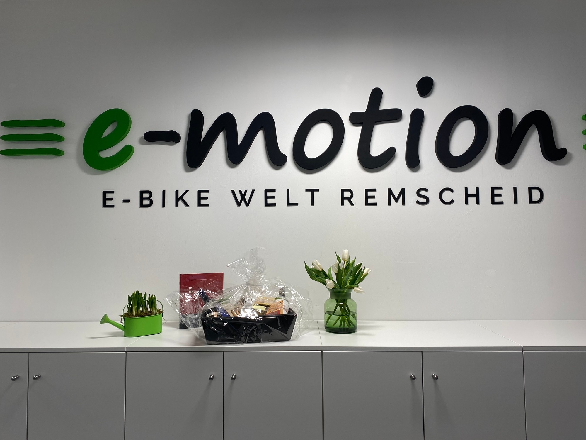 Das Bild zeigt den Empfangsbereich der E-Bike Welt Remscheid, erkennbar durch das prominent platzierte Logo.