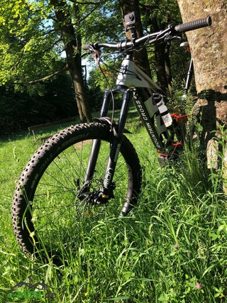 Entdecken Sie das Husqvarna MC5 E-Mountainbike mit robuster SR Suntour Federgabel, perfekt für anspruchsvolle Trail