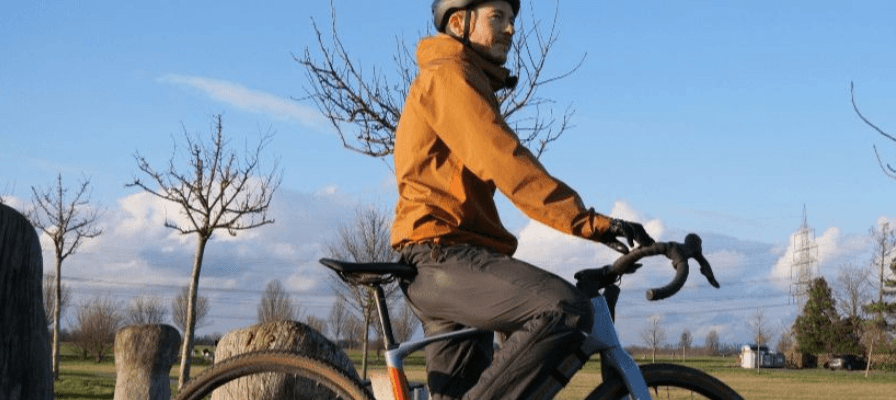 Ein Mann fährt auf einem Mondraker Dusty RR ED1