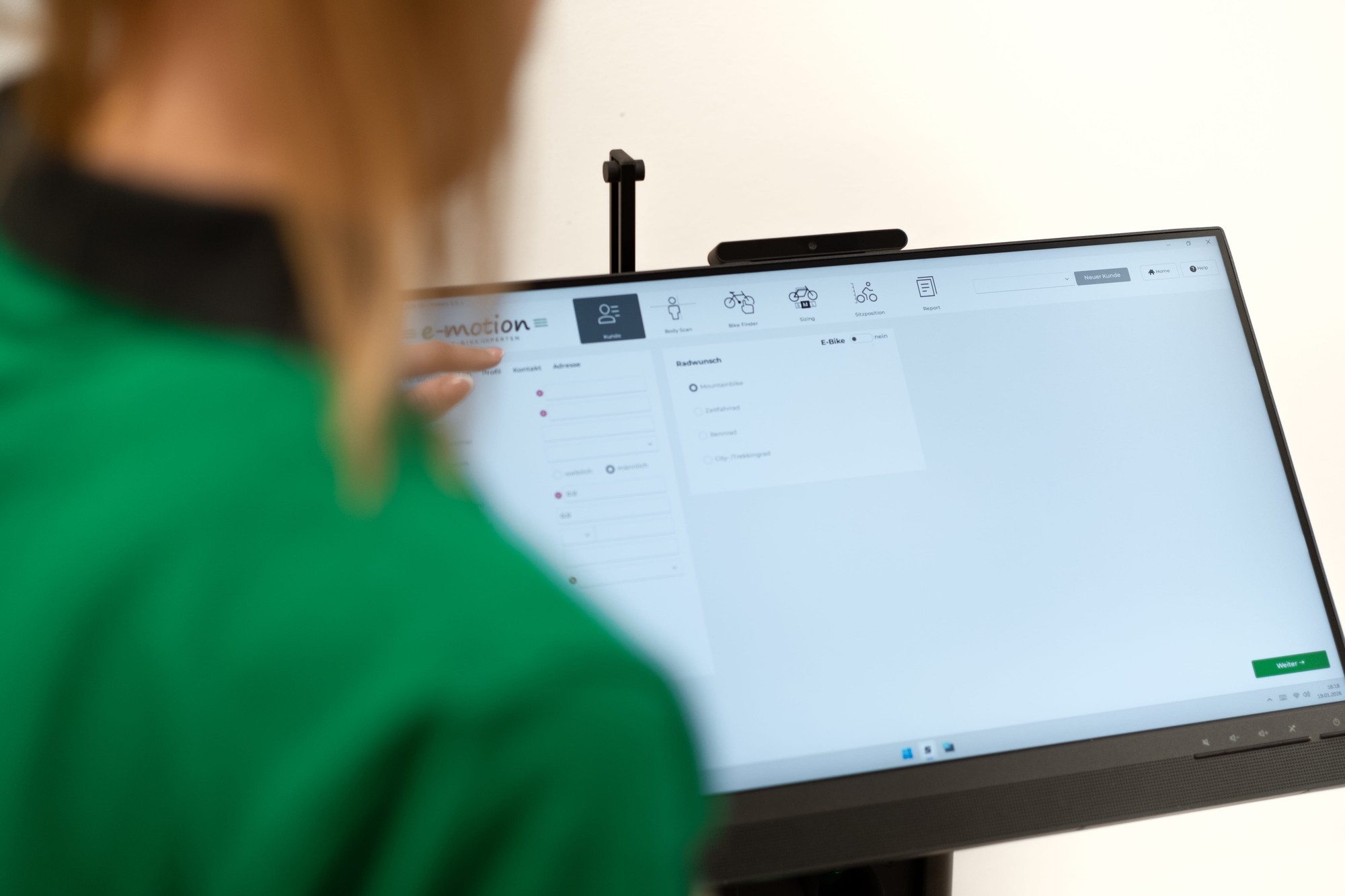 Das Bild zeigt einen Teil einer Ergonomieberatung, bei der das Smartfit2-System eingesetzt wird.