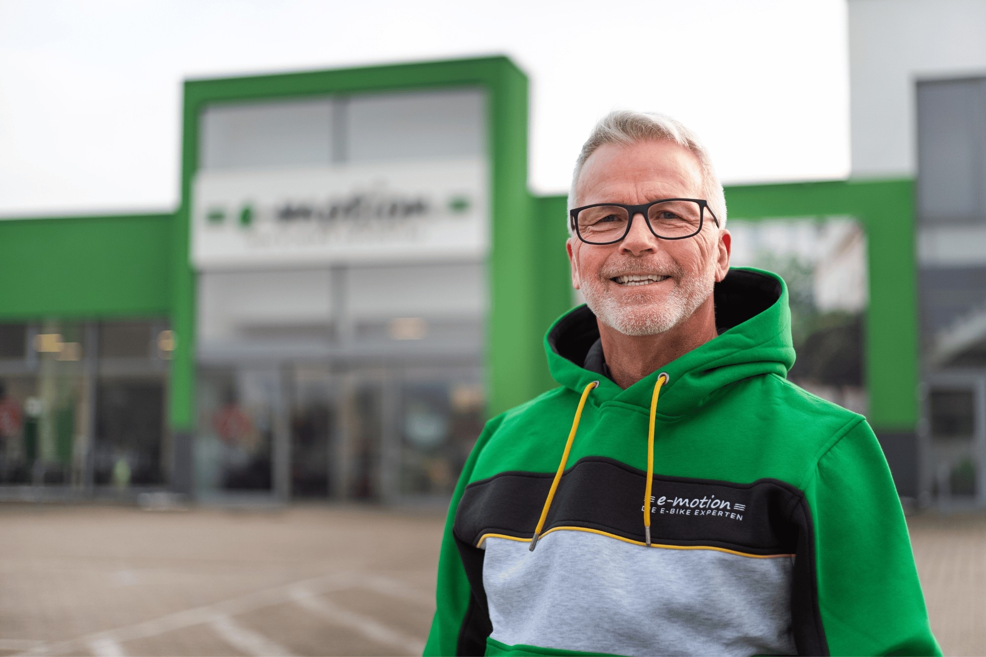 Ein Mitarbeiter steht vor dem e-motion Shop