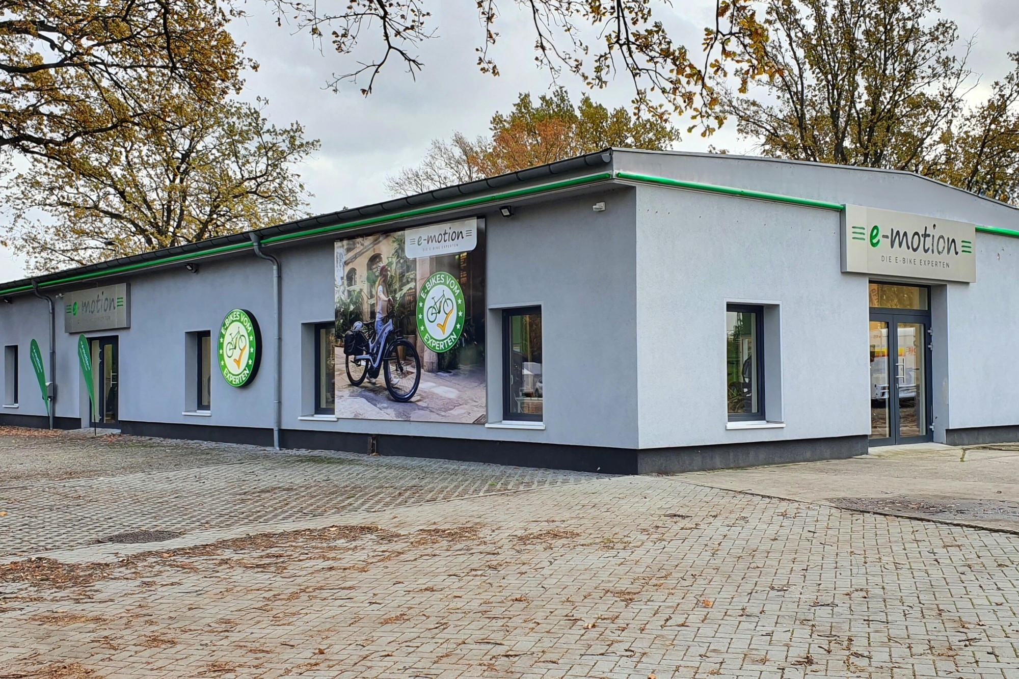 Außenansicht der neu eröffneten e-motion e-bike Welt in Berlin Adlershof.