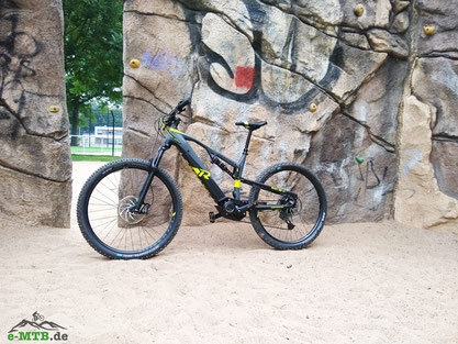 Das Raymon FullRay E-Seven 7.0 E-Bike vor Felswand. Perfekt für Abenteuer im Gelände.