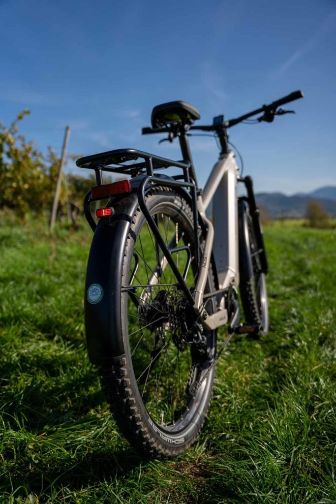 Entdecken Sie das Hercules Nos SUV 40 E-Bike, ideal für Abenteuer in der Natur. Robust, leistungsstark und perfekt